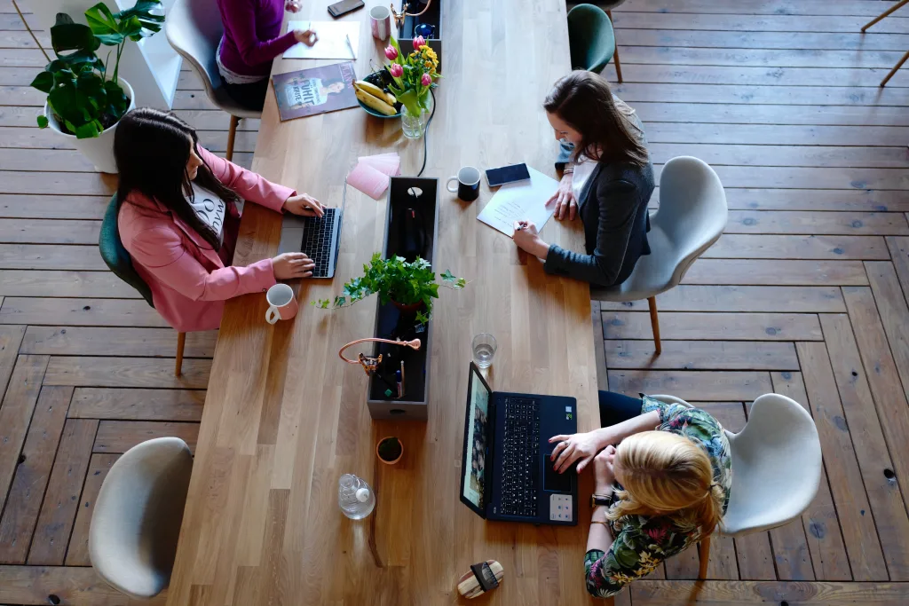 Apartamentos con Personas trabajando en un Co Working